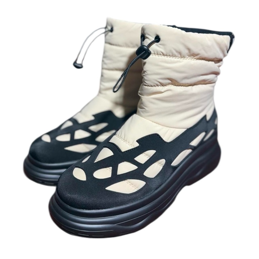 NWT!!!Stylish Cream and Black Men's Insulated Boots
